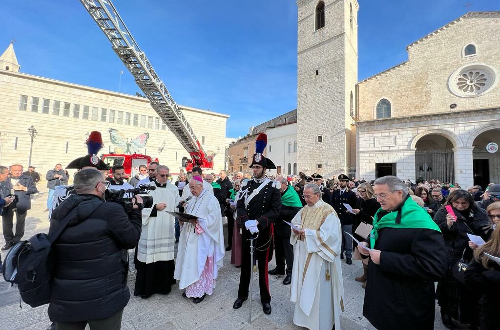 Giornata del Malato Oncologico del Calcit: fiori, colombe e palloncini per la stele della Madonna